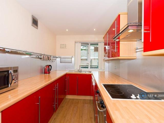 Flat for rent in Southfields, Greater London