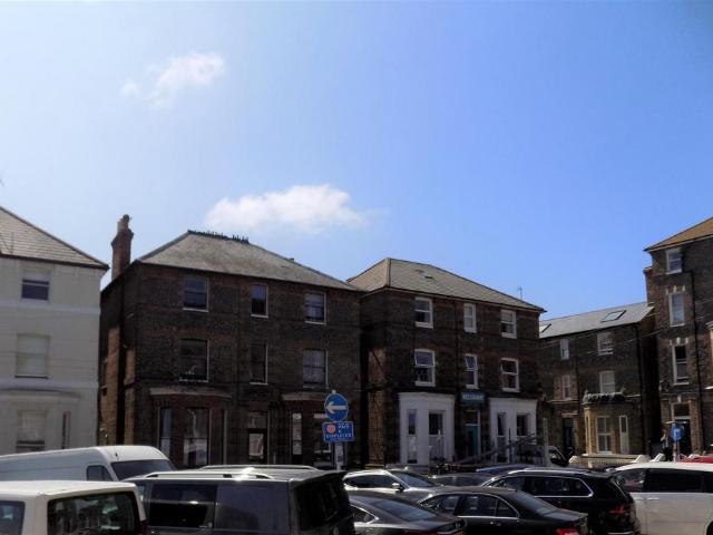 Flat for rent in Upton, Acol