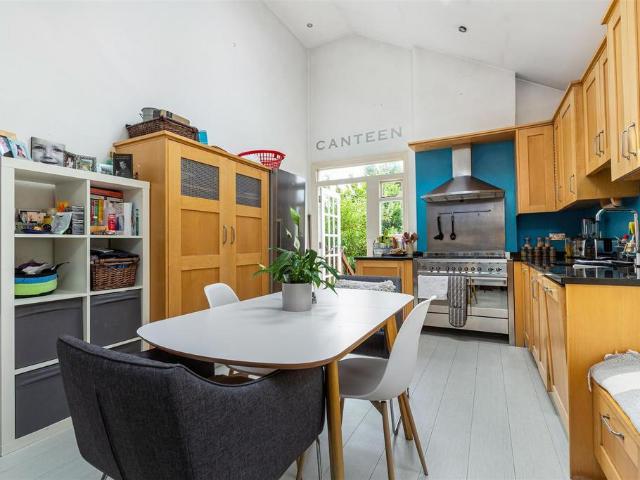 Flat for rent in Mortlake, Greater London