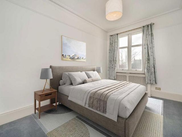 Apartment for rent in London Borough of Merton, Raynes Park