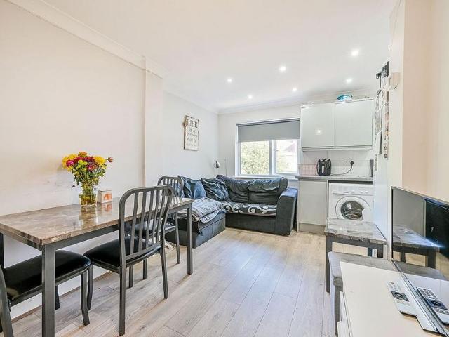 Apartment for rent in London Borough of Ealing, Park Royal