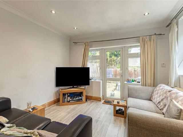 Flat for rent in Furzedown, Greater London
