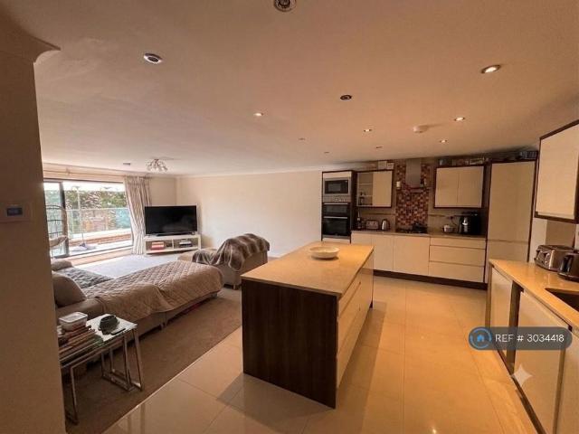 Apartment for rent in Ickenham, Greater London