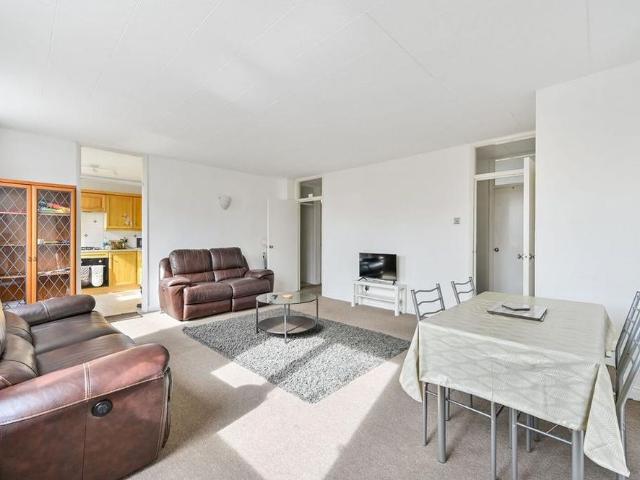 Apartment for rent in Blackhills, Surrey