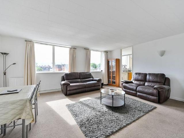 Apartment for rent in Blackhills, Surrey