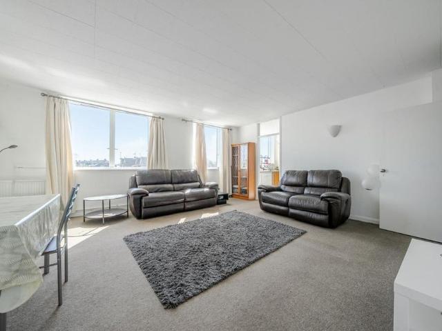 Apartment for rent in Blackhills, Surrey