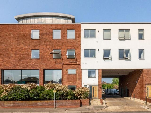 Flat for rent in Blackhills, Surrey