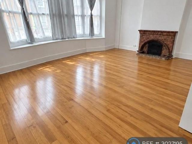 Apartment for rent in Northwood, Greater London
