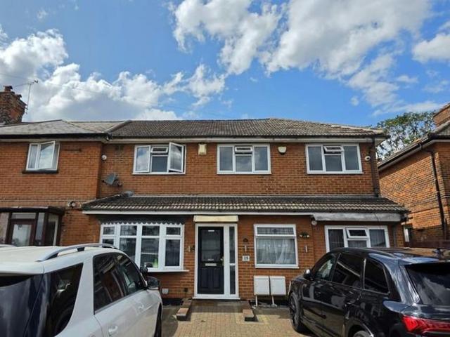 Apartment for rent in Fairlop, Greater London
