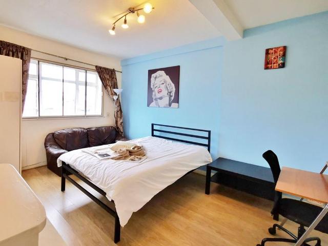 Flat for rent in West Kensington, Greater London
