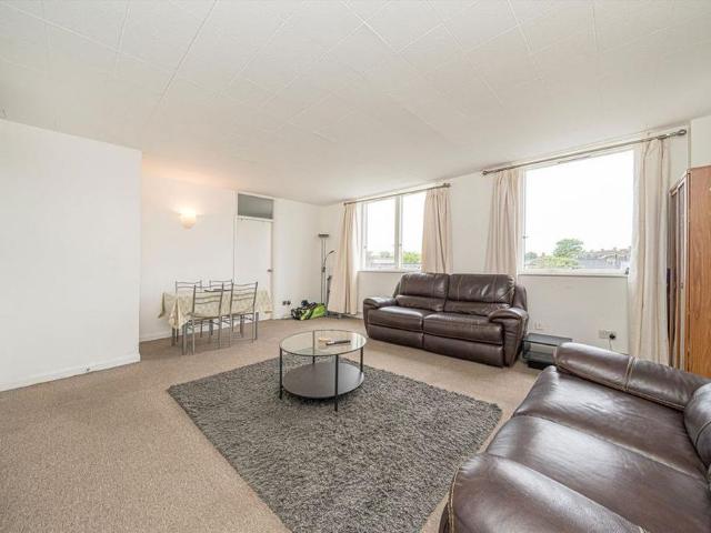 Apartment for rent in Blackhills, Surrey