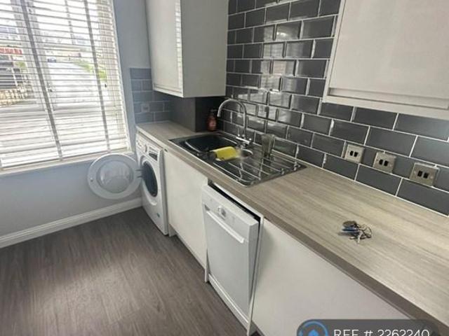 Flat for rent in Westwood Park, West Yorkshire