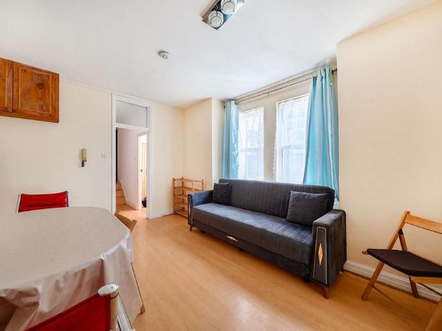 Apartment for rent in Summerstown, Greater London