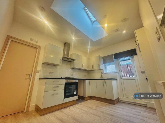 Flat for rent in London Borough of Merton, Mitcham