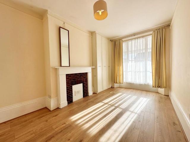 Apartment for rent in Fole, Surrey