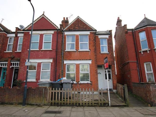 Flat for rent in Dollis Hill, Greater London