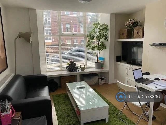 Flat for rent in Elm Park, Calderstones