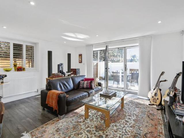 Apartment for rent in Row Town, Surrey