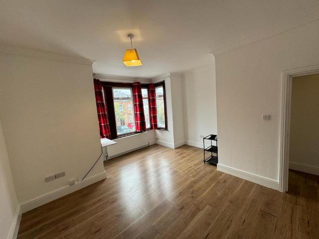 Flat for rent in Seven Kings, Greater London
