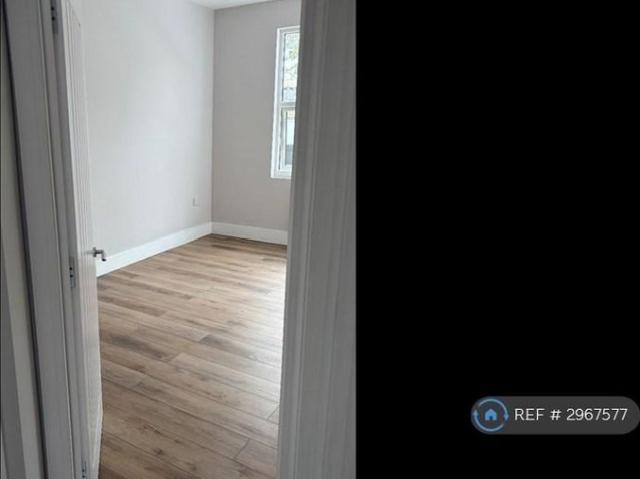 Apartment for rent in London Borough of Merton, Raynes Park
