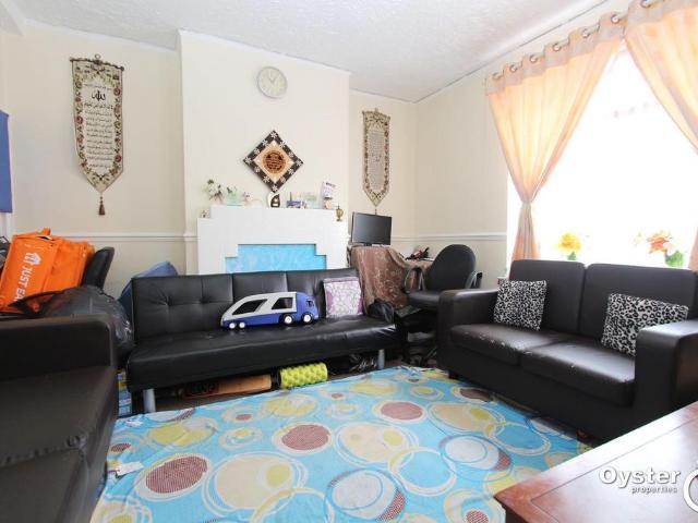 Flat for rent in Little Stanmore, Greater London