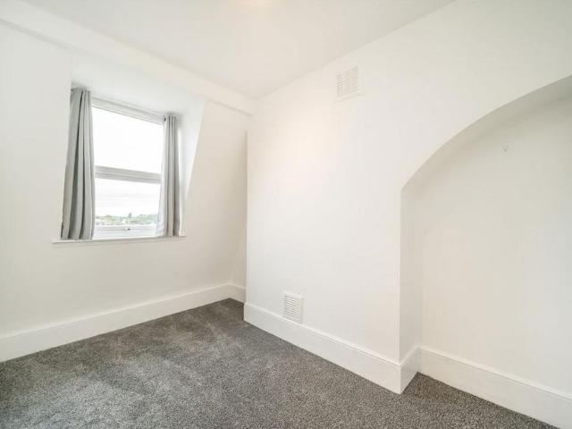 Apartment for rent in Summerstown, Greater London