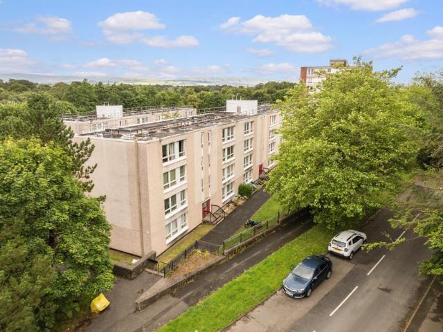 Flat for rent in Maryhill Park, Summerston