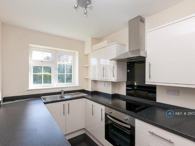 Flat for rent in Tolworth, Greater London