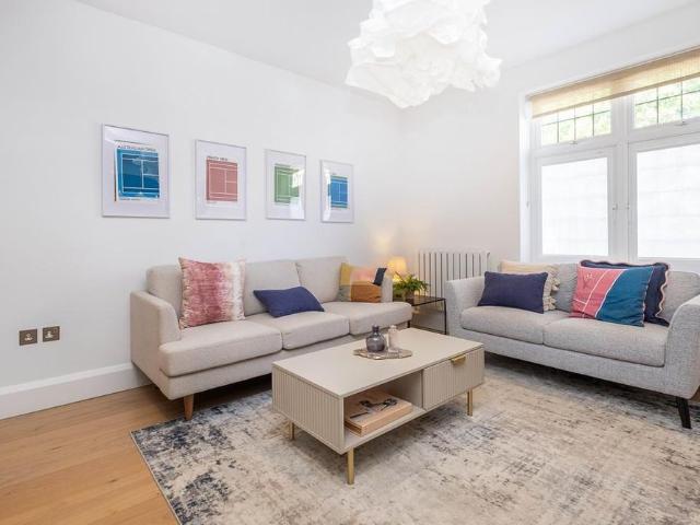 Apartment for rent in London Borough of Merton, Raynes Park