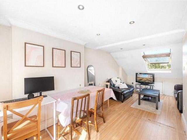 Apartment for rent in Furzedown, Greater London