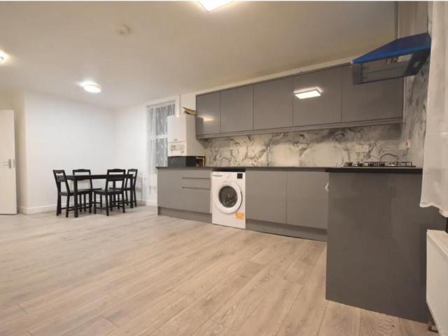 Flat for rent in Furzedown, Greater London