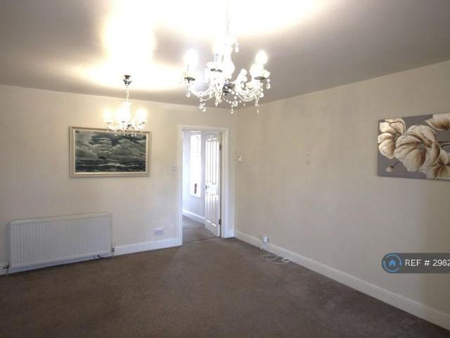 Apartment for rent in Row Town, Surrey