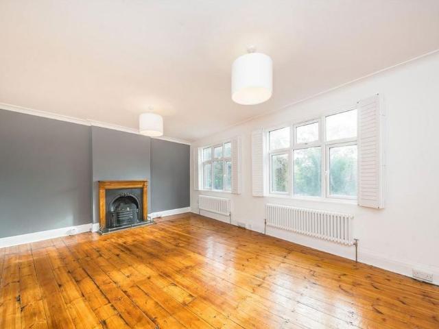 Apartment for rent in Blackhills, Surrey