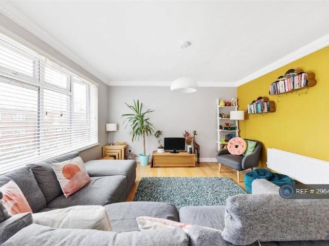 Flat for rent in Hale End, Greater London