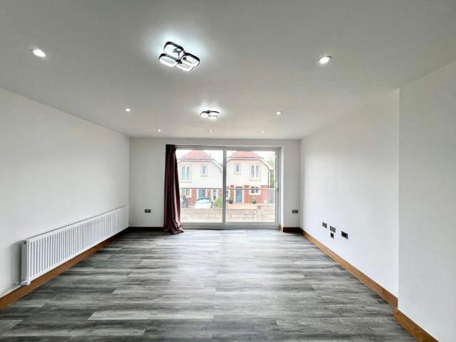 Apartment for rent in Old Dean, Heol-las