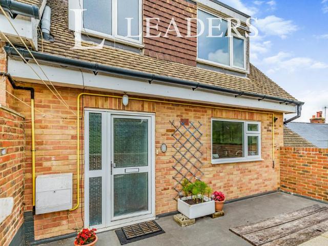 Flat for rent in Perryfields, West Sussex