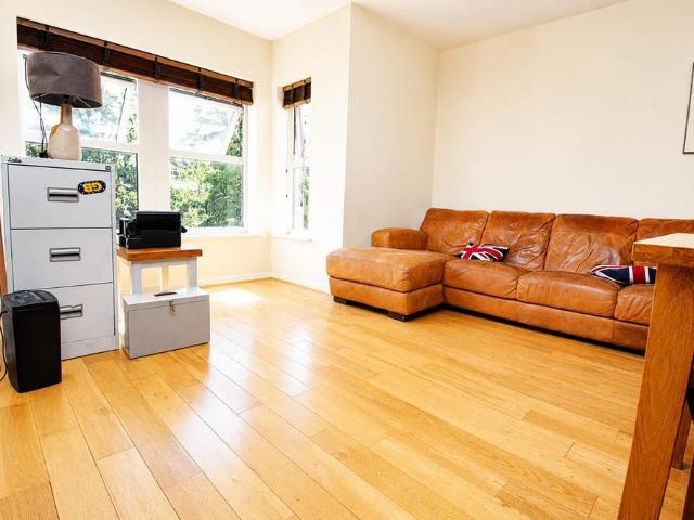 Apartment for rent in Hammerfield, Pouchen End