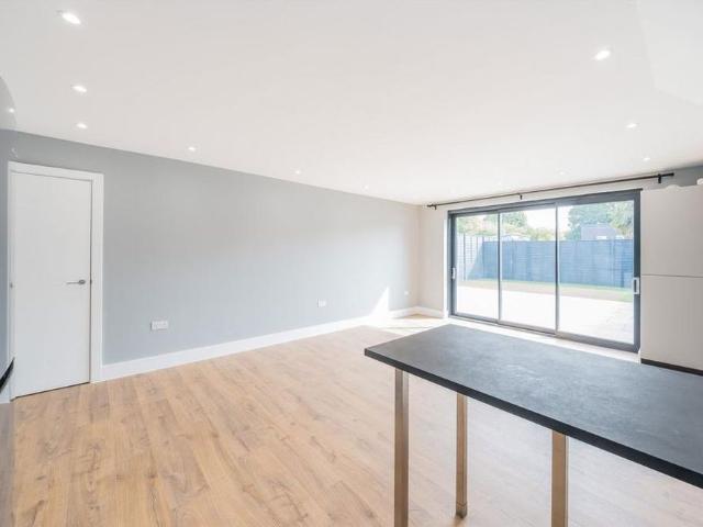 Apartment for rent in London Borough of Ealing, Park Royal