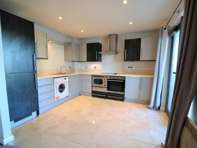 Flat for rent in Crockherbtown, Falcon Lodge