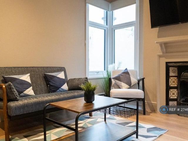 Apartment for rent in Totteridge, Cressex