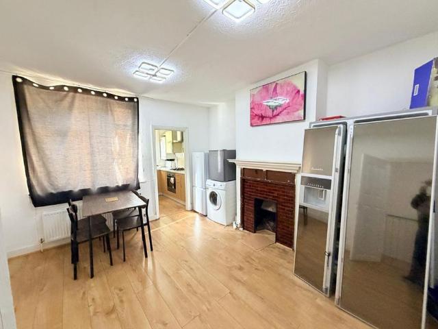 Apartment for rent in Lower Halliford, Surrey