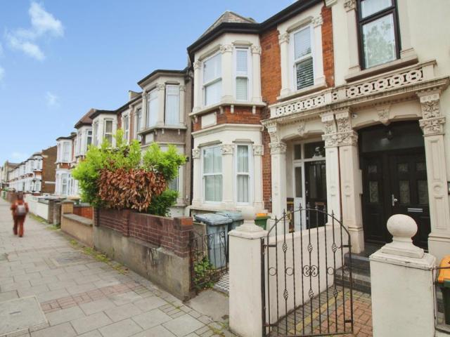 Flat for rent in Plashet, Greater London