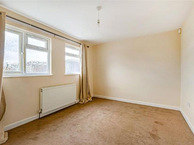 Apartment for rent in Blackhills, Surrey