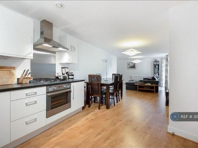 Apartment for rent in Summerstown, Greater London