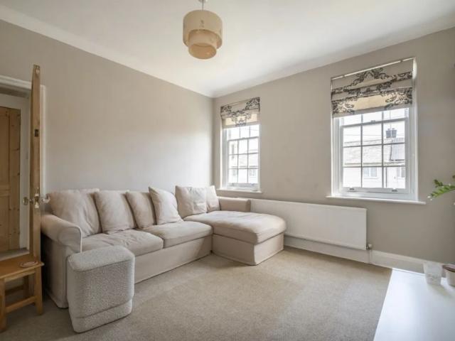 Apartment for rent in Summerstown, Greater London