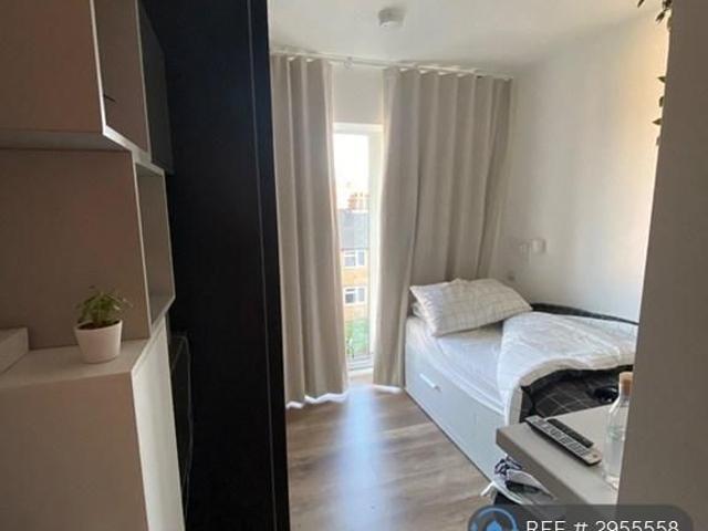 Apartment for rent in Holywell Estate, North Watford