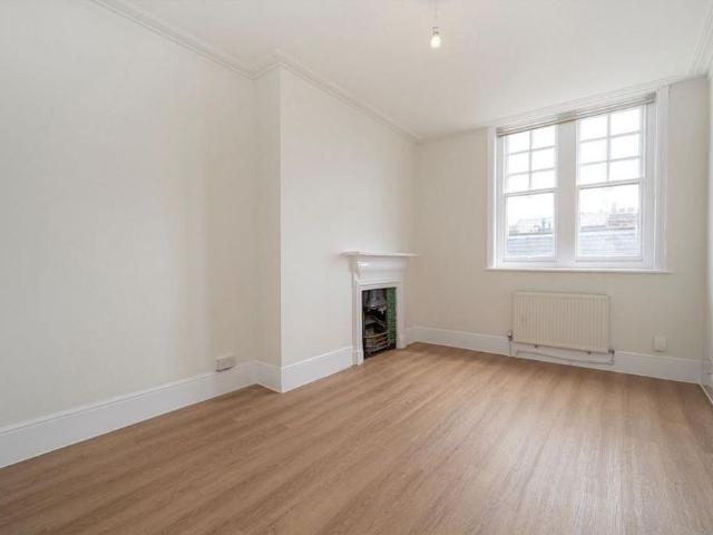 Apartment for rent in Strawberry Hill, Greater London