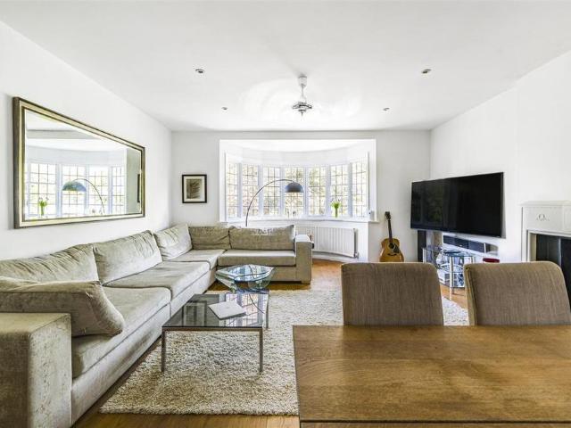 Apartment for rent in Brondesbury, Greater London