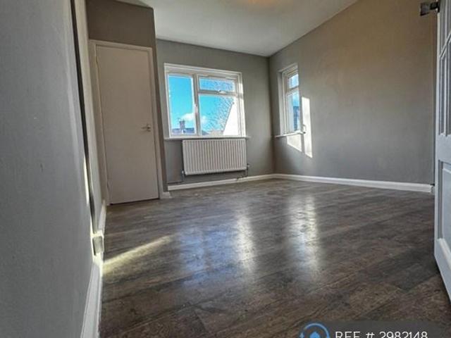 Flat for rent in London Borough of Croydon, Waddon