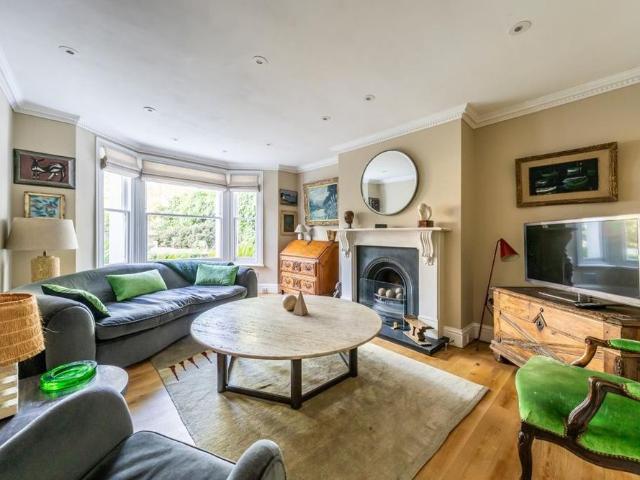 Apartment for rent in Southfields, Greater London